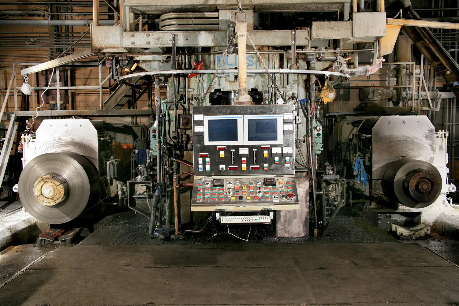 Cold rolling mill with steel strip coils on the entry and exit reels