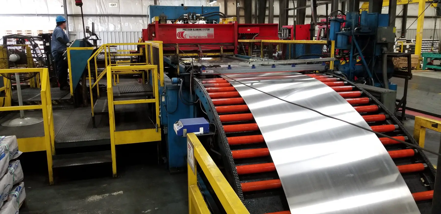 Slitting line with steel strip running over the exit table