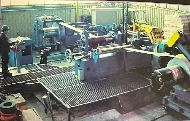Slitting line with walkway grating and a coil on the payoff in the plant